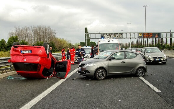 Při autonehodě se snažte zachovat chladnou hlavu, abyste byli schopní situaci řešit co nejlépe