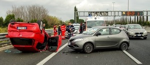 Při autonehodě se snažte zachovat chladnou hlavu, abyste byli schopní situaci řešit co nejlépe