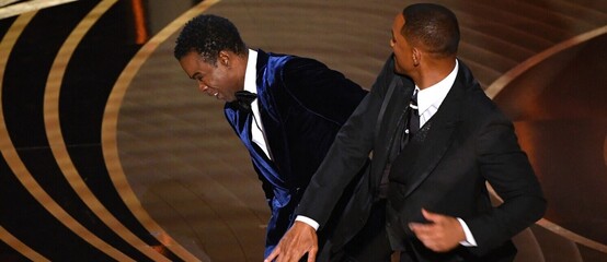 Will Smith si na pódiu Oscarů podal moderátora, bránil svoji ženu Will Smith si na pódiu Oscarů podal moderátora, bránil svoji ženu