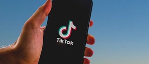 Sociální síť TikTok se rychle rozrůstá, na svém smartphonu ji má u nás už každý sedmý
