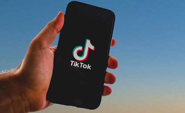 Sociální síť TikTok se rychle rozrůstá, na svém smartphonu ji má u nás už každý sedmý