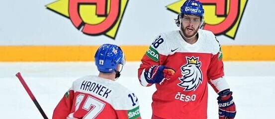 Filip Hronek a David Pastrňák na MS v hokeji 2022 - sledujte hokej Česko vs Finsko dnes online