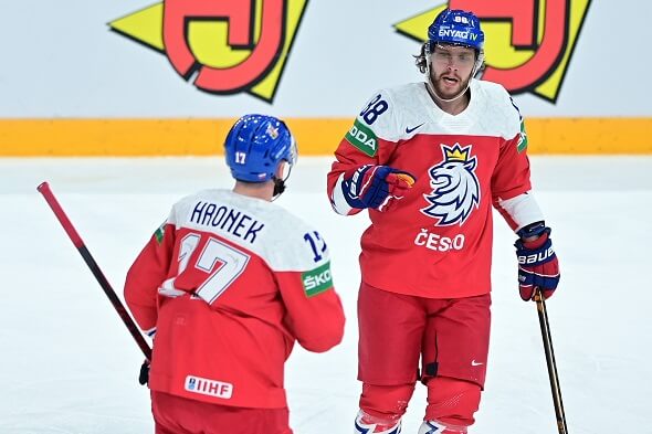 Filip Hronek a David Pastrňák na MS v hokeji 2022 - sledujte hokej Česko vs Finsko dnes online