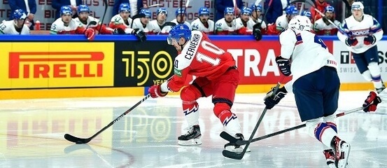 Roman Červenka, kapitán českého týmu na MS v hokeji 2022, vede ČR do čtvrtfinále Česko vs Německo