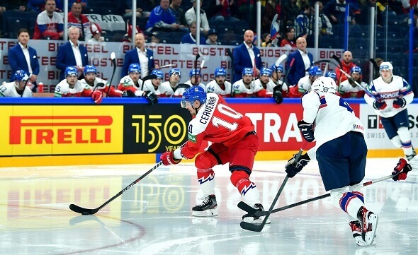 Roman Červenka, kapitán českého týmu na MS v hokeji 2022, vede ČR do čtvrtfinále Česko vs Německo