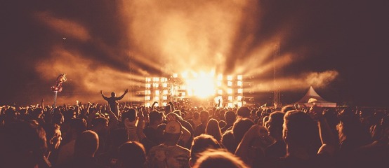 Hudební festivaly táhnou davy fanoušků Hudební festivaly táhnou davy fanoušků