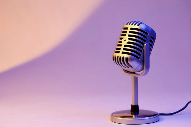 Retro mikrofon na podcasty