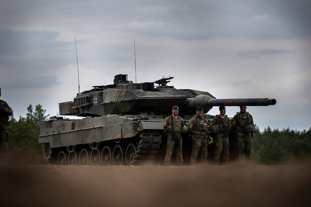 Německý tank Leopard 2 má pomoct Ukrajincům při úspěšné ofenzivě