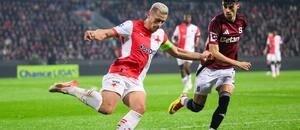 Tomáš Holeš ze Slavie Praha a Veljko Birmančevič ze Sparty Praha v březnovém derby