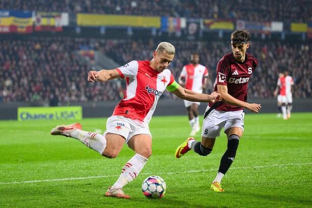 Tomáš Holeš ze Slavie Praha a Veljko Birmančevič ze Sparty Praha v březnovém derby