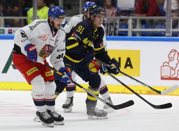 Jaku Lauko a Leo Carlsson v zápase Česko - Švédsko na Českých hokejových hrách