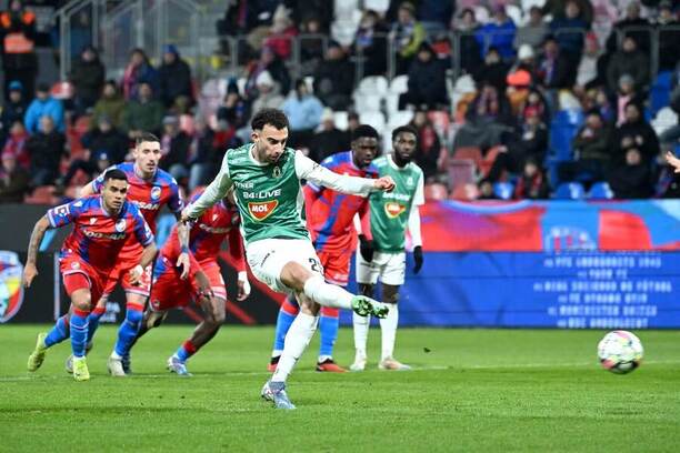 Sebastián Nebyla střílí penaltu v posledním zápase Jablonce v Plzni