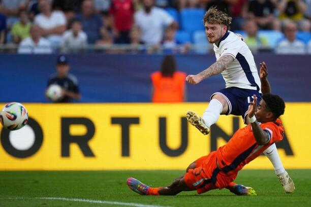 Anglický útočník Harvey Elliot střílí gól Francii