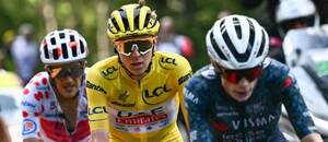 Tadej Pogačar ve žlutém dresu pro vedoucího závodníka Tour de France