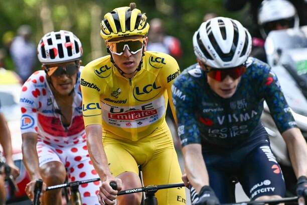 Tadej Pogačar ve žlutém dresu pro vedoucího závodníka Tour de France