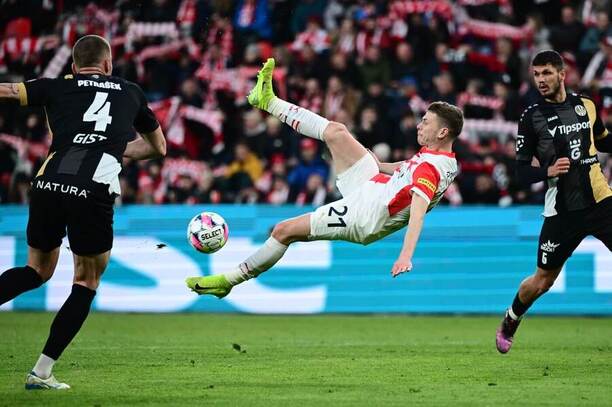 David Douděra ze Slavie v posledním vzájemném utkání s Hradcem Králové